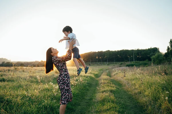 Stilvolle Mutter Und Schöner Sohn Die Spaß Der Natur Haben — Stockfoto