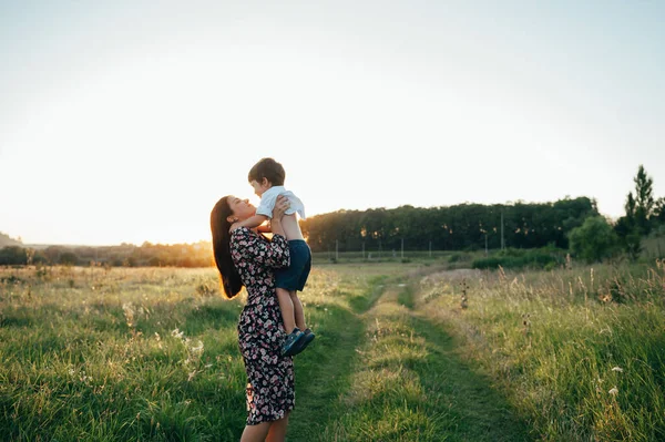 Mãe Tímida Filho Bonito Divertindo Natureza Feliz Conceito Família Cena — Fotografia de Stock