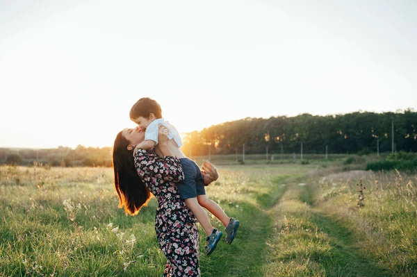 Stille Moeder Knappe Zoon Die Plezier Hebben Natuur Gelukkig Familieconcept — Stockfoto