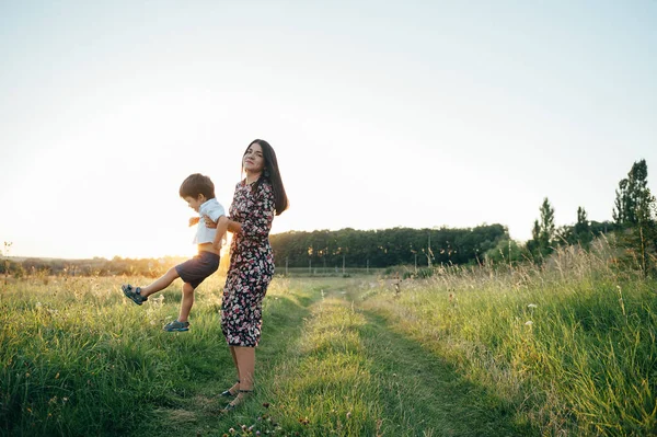 Stille Moeder Knappe Zoon Die Plezier Hebben Natuur Gelukkig Familieconcept — Stockfoto