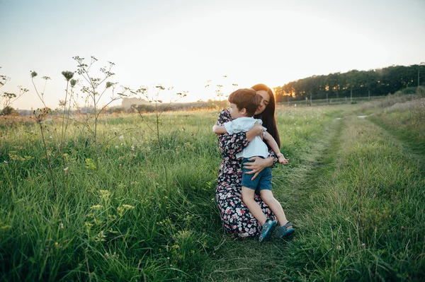 Stilvolle Mutter Und Schöner Sohn Die Spaß Der Natur Haben — Stockfoto