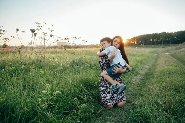 Stilig Mor Och Stilig Son Som Har Kul Naturen Lycklig — Stockfoto