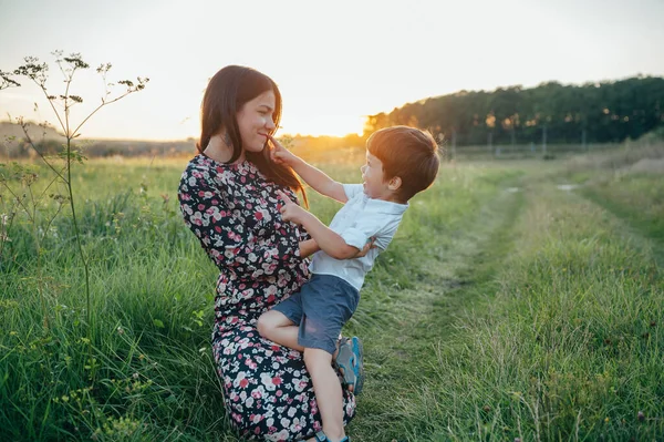 Huysuz Anne Yakışıklı Oğul Doğada Eğleniyor Mutlu Aile Kavramı Aile — Stok fotoğraf
