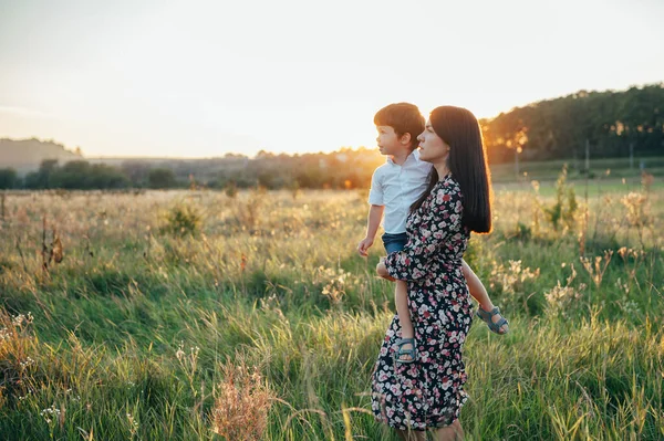 Stilvolle Mutter Und Schöner Sohn Die Spaß Der Natur Haben — Stockfoto