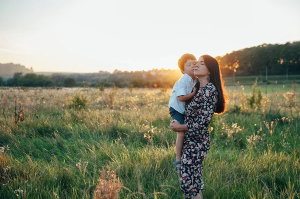 Mère Stimulante Beau Fils Amusent Sur Nature Joyeux Concept Famille — Photo