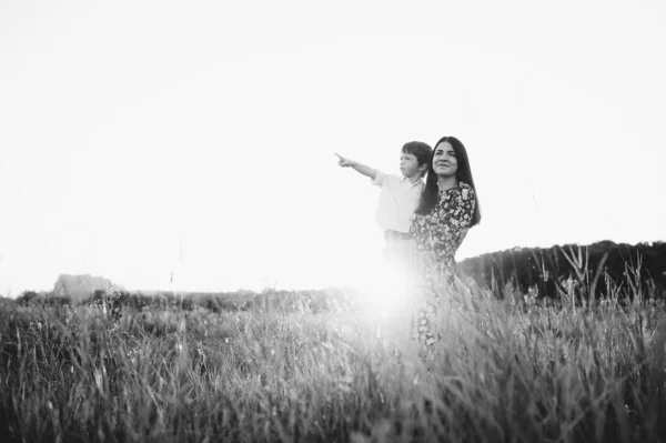 Madre Astuta Hijo Guapo Divirtiéndose Naturaleza Concepto Familiar Feliz Belleza — Foto de Stock