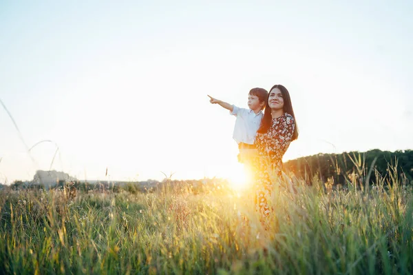 Mère Stimulante Beau Fils Amusent Sur Nature Joyeux Concept Famille — Photo