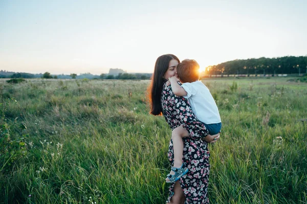 Madre Astuta Hijo Guapo Divirtiéndose Naturaleza Concepto Familiar Feliz Belleza —  Fotos de Stock