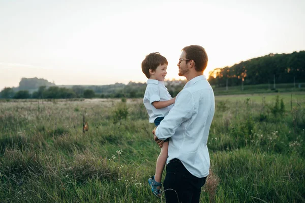 Beau Papa Avec Son Petit Fils Mignon Amusent Jouent Sur — Photo