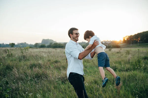 Yakışıklı Baba Küçük Tatlı Oğlu Yeşil Çimenlikte Eğleniyor Oynuyorlar Mutlu — Stok fotoğraf