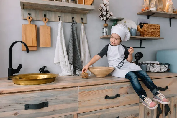 Giovane Mamma Felice Suo Bambino Cucinare Biscotti Casa Cucina Natale — Foto Stock