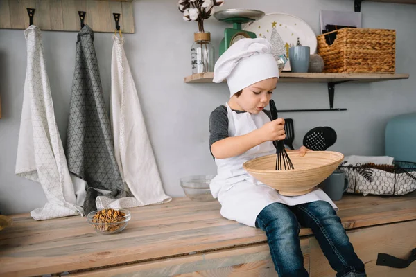 Menino Bonito Cozinha Cozinheiro Chef Uniforme Branco Chapéu Perto Mesa — Fotografia de Stock