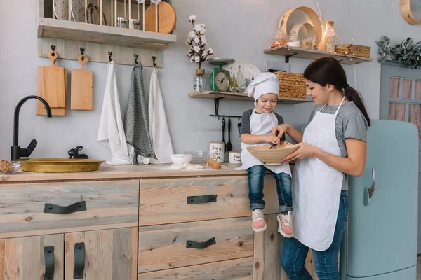 Młoda Szczęśliwa Mama Jej Dziecko Gotują Ciasteczka Domu Kuchni Boże — Zdjęcie stockowe