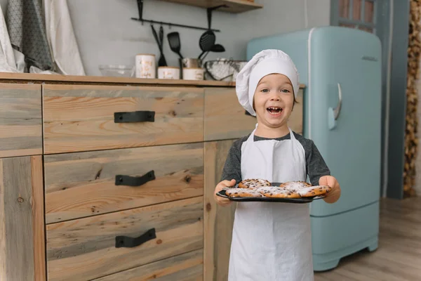 Menino Bonito Cozinha Cozinheiro Chef Uniforme Branco Chapéu Perto Mesa — Fotografia de Stock