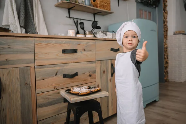 Menino Bonito Cozinha Cozinheiro Chef Uniforme Branco Chapéu Perto Mesa — Fotografia de Stock