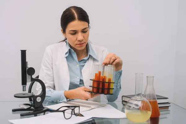 Beaux Médecins Dans Les Gants Les Lunettes Travaillent Avec Des — Photo