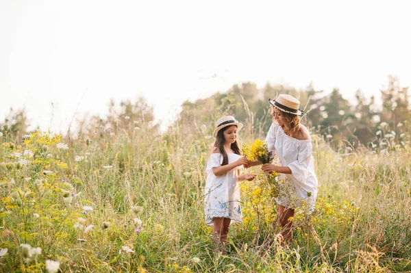 Stijlvolle Moeder Knappe Dochter Die Plezier Hebben Natuur Gelukkig Familieconcept — Stockfoto