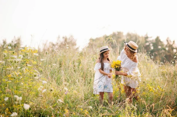 Madre Figlia Divertono Nel Parco Felicità Armonia Nella Vita Familiare — Foto Stock