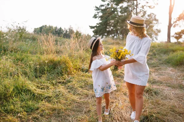 母と娘は公園で楽しんでいます 家庭生活の中での幸福と調和 家族のアウトドアライフスタイルと美容自然シーン — ストック写真