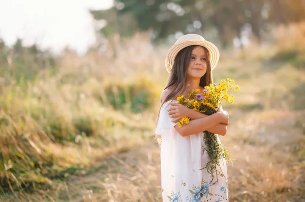 Colpo All Aperto Piacevole Aspetto Giovane Ragazza Con Pelle Sana — Foto Stock