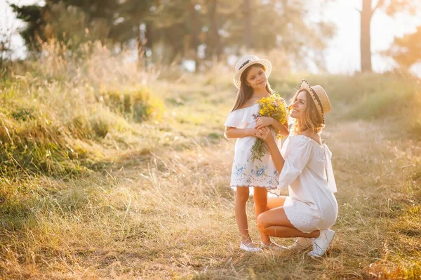 Şık Bir Anne Güzel Bir Kız Doğada Eğleniyor Mutlu Aile — Stok fotoğraf