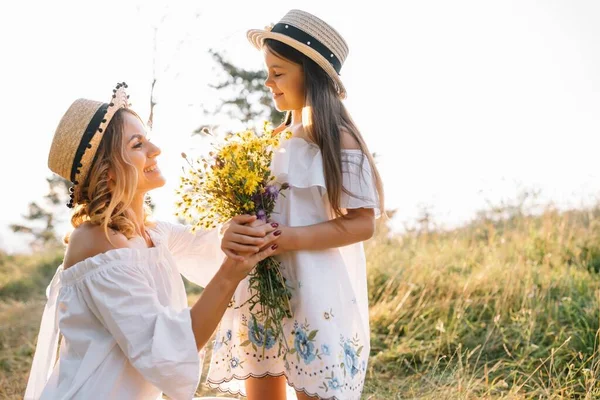 Young Mother Her Daughter Have Fun Mother Day — Stock Photo, Image