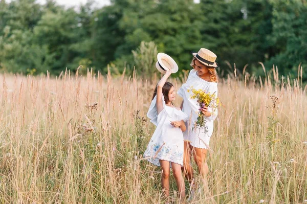 Vrolijke Moeder Haar Dochtertje Hebben Plezier Samen Zomerse Achtergrond Gelukkige — Stockfoto