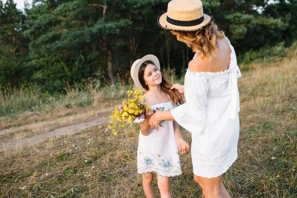 Stylová Matka Krásná Dcera Baví Přírodě Šťastný Rodinný Koncept Krásná — Stock fotografie