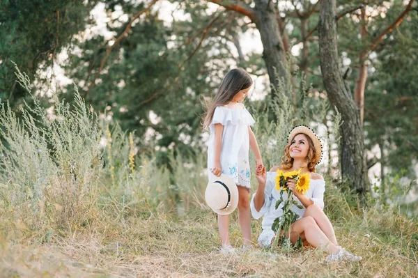 Mãe Elegante Filha Bonita Divertindo Natureza Feliz Conceito Família Cena — Fotografia de Stock