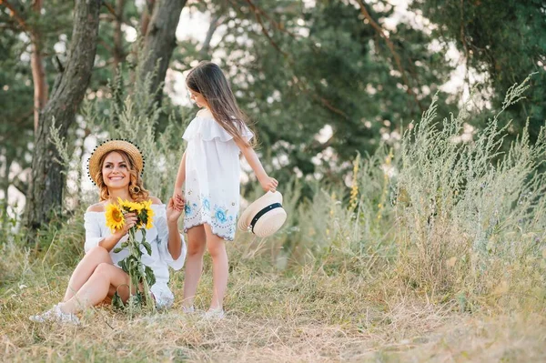 Madre Figlia Divertono Nel Parco Felicità Armonia Nella Vita Familiare — Foto Stock