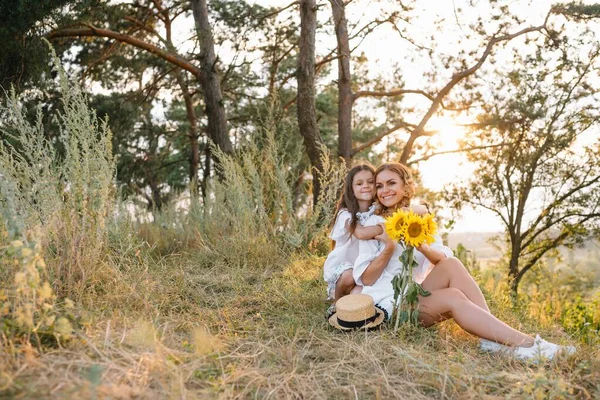 즐거운 어머니와 여름철의 배경에서 즐거운 시간을 보냅니다 천성적으로 귀여운 소녀들 — 스톡 사진