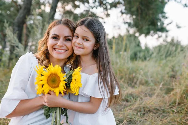 Junge Mutter Und Ihre Tochter Haben Spaß Muttertag — Stockfoto