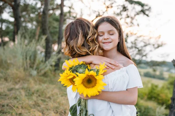 Mutter Und Tochter Amüsieren Sich Park Glück Und Harmonie Familienleben — Stockfoto