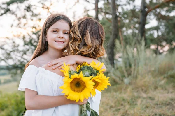Fröhliche Mutter Und Ihre Kleine Tochter Amüsieren Sich Sommerlichen Hintergrund — Stockfoto