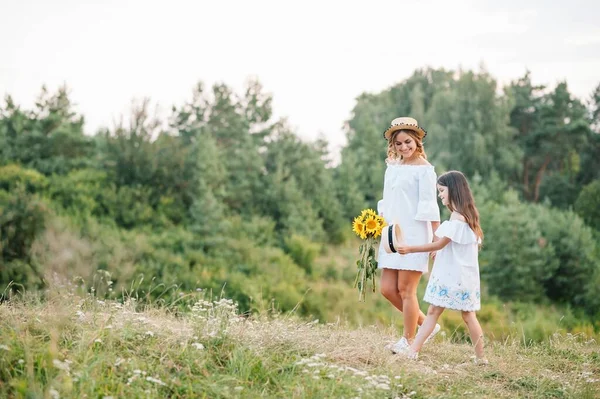 Mãe Filha Divertindo Parque Felicidade Harmonia Vida Familiar Beleza Natureza — Fotografia de Stock