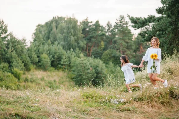 Den Lystige Moren Datteren Har Det Gøy Sammen Sommerbakgrunnen Lykkelig – stockfoto