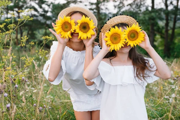 Madre Allegra Sua Figlia Divertono Insieme Nello Sfondo Estivo Famiglia — Foto Stock