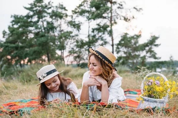 Mulher Feliz Sorrindo Brincando Com Seu Filhinho Bonito Deitado Livre — Fotografia de Stock