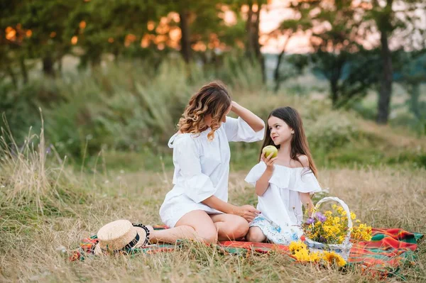 Mãe Elegante Filha Bonita Divertindo Natureza Feliz Conceito Família Cena — Fotografia de Stock