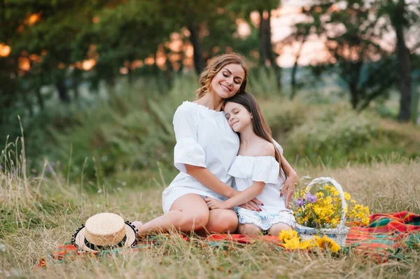 Stilvolle Mutter Und Schöne Tochter Die Spaß Der Natur Haben — Stockfoto