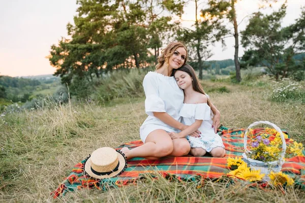 Fröhliche Mutter Und Ihre Kleine Tochter Amüsieren Sich Sommerlichen Hintergrund — Stockfoto