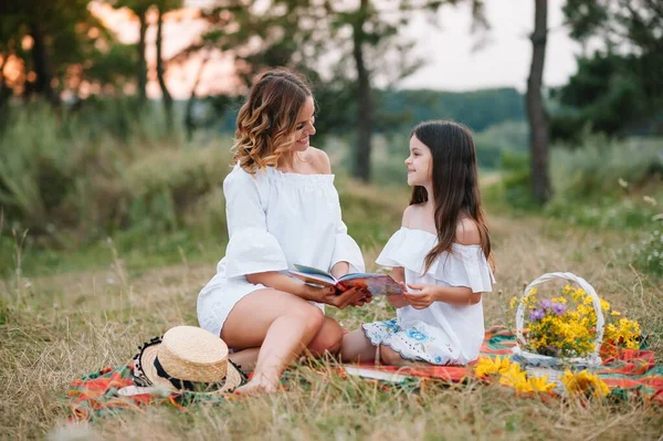 Şık Bir Anne Güzel Bir Kız Doğada Eğleniyor Mutlu Aile — Stok fotoğraf