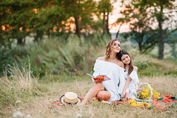 Stylová Matka Krásná Dcera Baví Přírodě Šťastný Rodinný Koncept Krásná — Stock fotografie