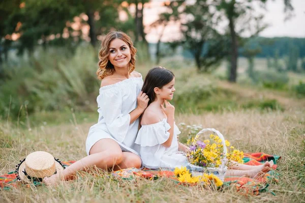 Genç Anne Kızı Anneler Günü Nde Iyi Eğlenceler — Stok fotoğraf