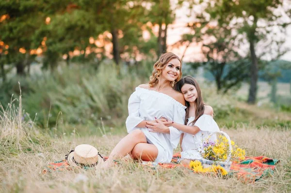 Junge Mutter Und Ihre Tochter Haben Spaß Muttertag — Stockfoto