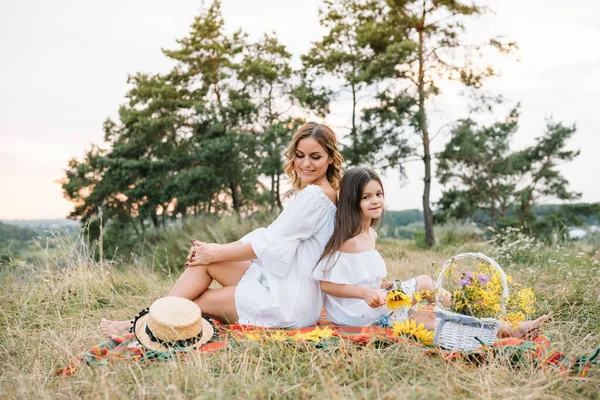 Neşeli Anne Küçük Kızı Yaz Arkaplanında Birlikte Eğleniyorlar Doğada Yaşayan — Stok fotoğraf