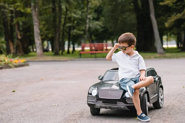 Bel Ragazzo Sella Auto Elettrica Nera Nel Parco Divertente Ragazzo — Foto Stock