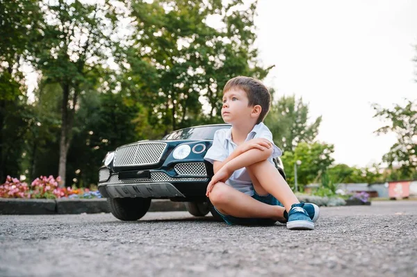 Bel Ragazzo Sella Auto Elettrica Nera Nel Parco Divertente Ragazzo — Foto Stock