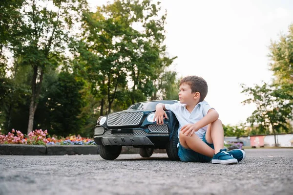 Bel Ragazzo Sella Auto Elettrica Nera Nel Parco Divertente Ragazzo — Foto Stock