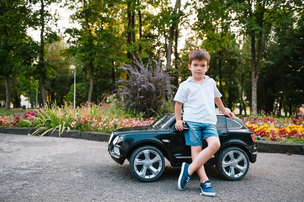 Bel Ragazzo Sella Auto Elettrica Nera Nel Parco Divertente Ragazzo — Foto Stock